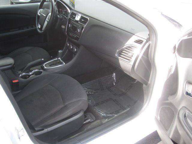 2013 Chrysler 200 Touring 4dr Sedan